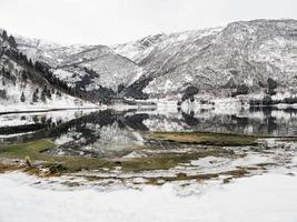 winterlandschaft am gefrorenen fjordseefluss, framfjorden norwegen. foto