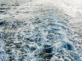 sognefjord wasserbeschaffenheit, während sie von einem boot in norwegen aus gesehen wird. foto