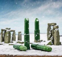 ai generiert uralt Stonehenge mit Grün Lippenstift im Schnee, England, Vereinigtes Königreich foto