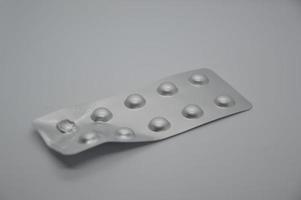 medizinische Pillen und Blister auf weißem Hintergrund foto
