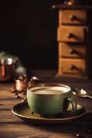 grüne Tasse Kaffee mit Kaffeemühle