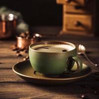 grüne Tasse Kaffee mit Kaffeemühle foto