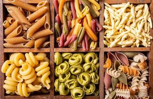 verschiedene bunte italienische Pasta in Holzkiste foto