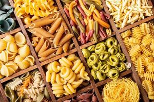 verschiedene bunte italienische Pasta in Holzkiste foto