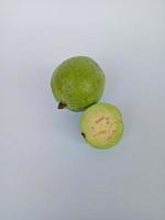 einige Guaven isoliert auf weißem Hintergrund foto