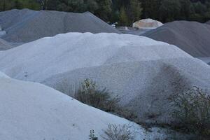 schwer Maschinen zum Quetschen und Sammeln Stein, Kalkstein, Sand und Kies, Materialien zum Asphalt und Straße Pflasterung Produzenten, Konstruktion. Straße Asphalt Recycling und Lager Pflanzen. foto