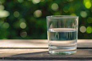 ai generiert Wasser im klar Glas auf hölzern Tisch. foto