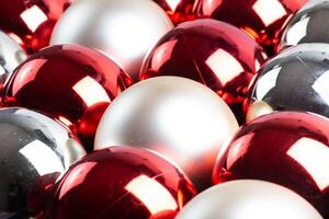 Weihnachten Spiegel Bälle, voll Rahmen Hintergrund von Rot, Silber und Weiss, Nahansicht. foto