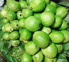 ein groß Stapel von Grün Guave Obst foto