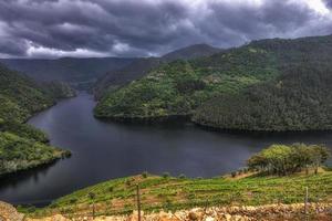 Landschaft von terrassierten Weinbergen am Minho-Fluss in Ribeira Sacra, Galicien, Spanien? foto