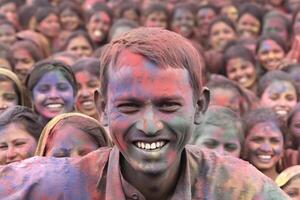 ai generiert lächelnd Mann mit dicht Menge von glücklich Menschen hinter, farbig glücklich Gesichter mit beschwingt Farben während das Feier von das holi Festival im Indien. neural Netzwerk generiert Bild foto