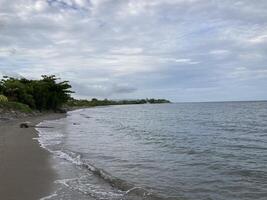 klein warm Wellen auf das sandig Ufer von das Meer sanft Schlaganfall das Ufer foto