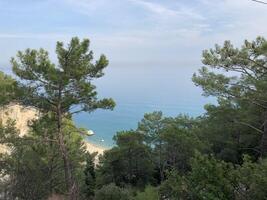 verlassen szenisch alt Straße entlang das Meer und Klippen, Aussicht von über von das Cliff durch das Bäume foto