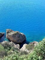 Aussicht von das Blau Meer von das Klippen von Antalya Truthahn foto