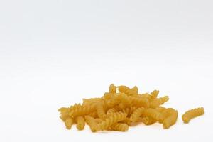 ein Stapel von Pasta auf ein Weiß Hintergrund foto