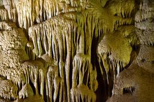 das Höhle ist Karst, tolle Aussicht von Stalaktiten und Stalagniten beleuchtet durch hell Licht, ein schön natürlich Attraktion im ein Tourist Ort. foto