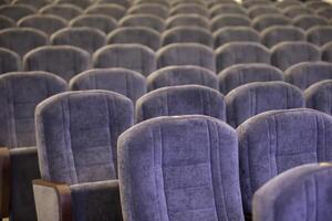 Sanft leeren Stühle im das Auditorium. Reihe von Stühle. foto