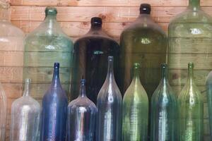Glas mehrfarbig Wein Flaschen staubig foto