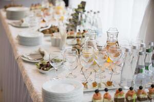 Buffet Tabelle mit Geschirr und Snacks foto