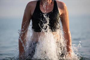 springen aus von das Wasser mit Streaming Spritzer. foto