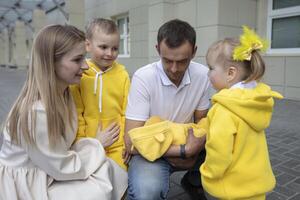 Mama und Papa Show das Kinder ein Neugeborene Baby. ein Baby hat erschien im das Familie. Treffen Ihre Neugeborene Bruder oder Schwester. Familie mit Kinder beim das Mutterschaft Krankenhaus. foto