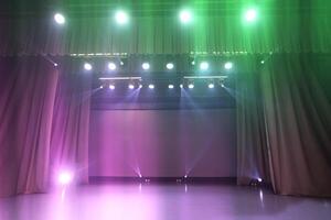 mehrfarbig Beleuchtung von ein leeren Bühne Vor ein Performance oder Konzert. foto