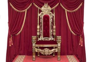 rot königlich Stuhl auf ein Hintergrund von rot Vorhänge. Platz zum das König. Thron foto