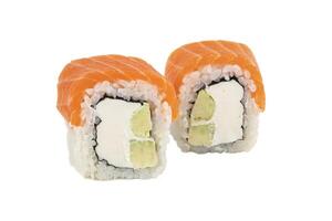 Sushi Nahansicht isoliert auf Weiß Hintergrund. Sushi rollen gebacken mit rot Fisch, Forelle, Philadelphia Käse und daikon. japanisch Restaurant Speisekarte. foto