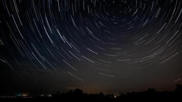 Star Wanderwege im das Nacht Himmel. Sterne Bewegung um ein Polar- Star foto