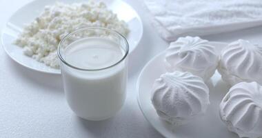 Glas von Milch und Dessert zum Frühstück. gesund und Molkerei Produkt Konzept. Nahansicht foto