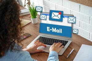 Frauen Arbeiten Laptop mit Email Posteingang elektronisch Kommunikation Grafik Konzept foto