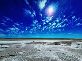 trocken Kochsalzlösung Land unter heiß funkeln Sonne, natürlich Unglück Szene foto