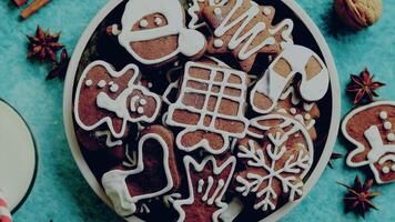 frisch und lecker Weihnachten Lebkuchen Kekse platziert auf Weiß rostig Tisch. anders Formen. Santa Klaus, Schneeflocke, Baum, Geschenk, Schneemann. foto