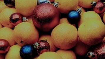 3d Rendern Weihnachten. Neu Jahre Spielzeuge und Früchte. Mandarinen und Weihnachten Baum Bälle foto