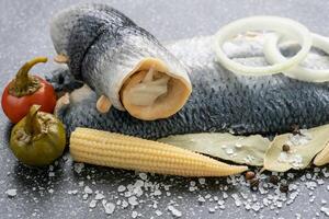 Salzwasser mariniert Fisch, kalt Vorspeise. Hering Filet mariniert auf schwarz Schneiden Tafel foto