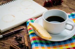 Kaffee, Kekse, Frühstück auf das hölzern Boden. foto