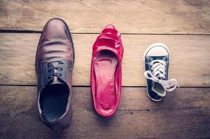 Schuhe, drei Paare von Papa, Mutter, Sohn - - das Familie Konzept foto