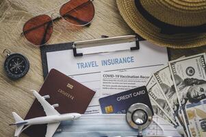Reise Versicherung Unterlagen zu Hilfe Reisende Gefühl zuversichtlich im Reise Sicherheit. foto