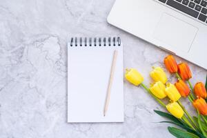 eben legen Foto von Arbeitsplatz. oben Aussicht spotten oben Notizbücher, Blumen, Kopieren Raum