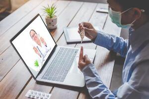 das Patienten Standpunkt konsultieren mit das Arzt über Sozial Medien eine solche wie Laptop, Smartphone, fast. das Arbeit zum Zuhause Konzept von Ärzte und Patienten. foto