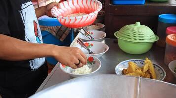 soto lamongan Verkäufer bereitet vor ein Speisekarte beim seine Stall foto