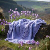 ai generiert zart lila Plaid geworfen auf Log um Lavendel und Landschaft von Berge foto