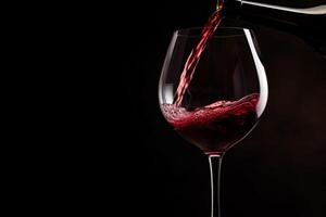 ai generiert Gießen rot Wein zu Glas Party Restaurant Bar Gourmet Feier Luxus Geschmack planschen Traube Alkohol teuer trinken Bordeaux Schloss Cabernet Flasche Erfrischung getönt Tropfen Luftblasen foto