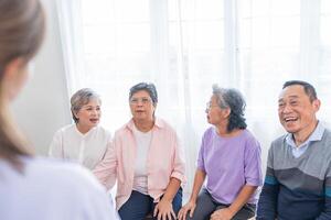 Senior Frauen und männlich Sitzung auf Bank. älter Menschen sind Hören und genießen Treffen Fokus Gruppe beim Leben Zimmer. froh sorglos im Ruhestand Senior freunde genießen Entspannung beim fast heim. foto