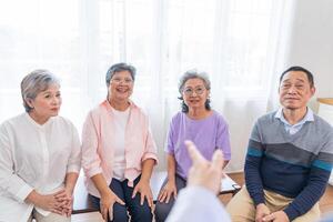 Senior Frauen und männlich Sitzung auf Bank. älter Menschen sind Hören und genießen Treffen Fokus Gruppe beim Leben Zimmer. froh sorglos im Ruhestand Senior freunde genießen Entspannung beim fast heim. foto