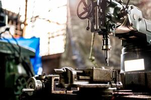 schließen oben Metall bohren bisschen bleibe Position zum machen Löcher im Stahl Schimmel. Metall Industrie. Mahlen Prozess mit Metall Teller Teile auf cnc Mahlen Maschine. Geschäft Fußboden Mahlen Betrieb durch Mahlen Maschine. foto