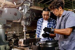 asiatisch Arbeiter im Produktion Pflanze Bohren beim Maschine. Fachmann Arbeiter in der Nähe von Bohren Maschine auf Fabrik. Fertigstellung Metall Arbeiten intern Stahl Oberfläche auf Drehbank Schleifer Maschine mit fliegend Funken. foto