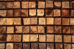 Hintergrund von Muster Holz Abschnitt. Gitter von Holz Quadrate. das roh von Material Bauholz auf Stapel. foto