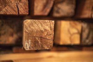 Hintergrund von Muster Holz Abschnitt. Gitter von Holz Quadrate. das roh von Material Bauholz auf Stapel. foto