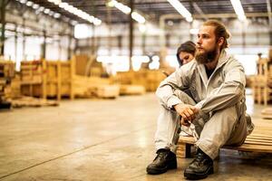 Mann Arbeitskräfte Ingenieurwesen Sitzung mit Vertrauen mit Arbeiten Suite Kleid und Hand Handschuh im Vorderseite Maschine. Konzept von Clever Industrie Arbeiter Betriebs. Holz Fabrik produzieren Holz Gaumen. foto